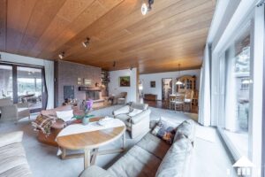 Wohnzimmer mit Zugang zum Wintergarten