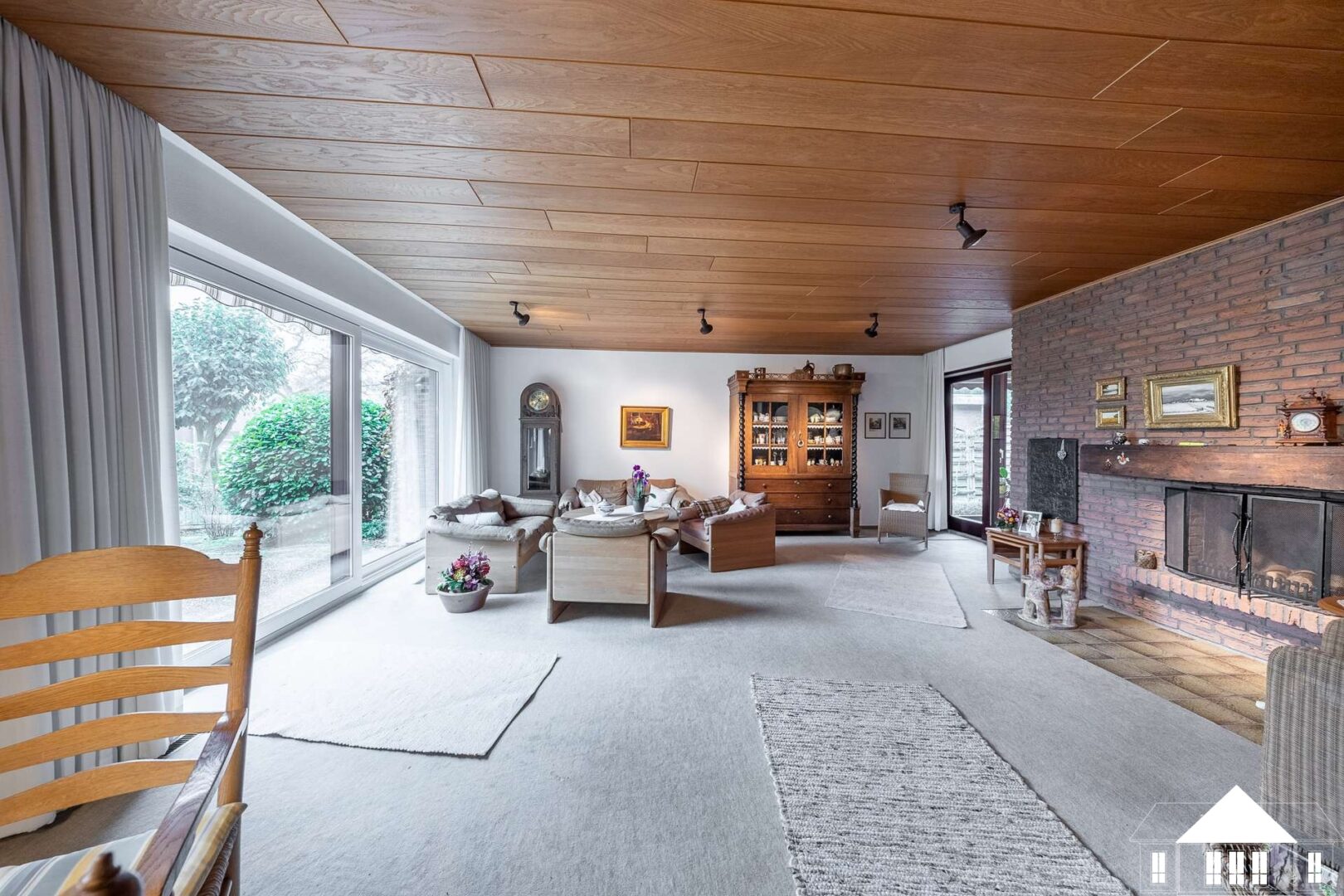 Wohnzimmer mit Fensterfront