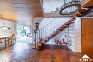 Offene Treppe zur Galerie & Dachgeschoss