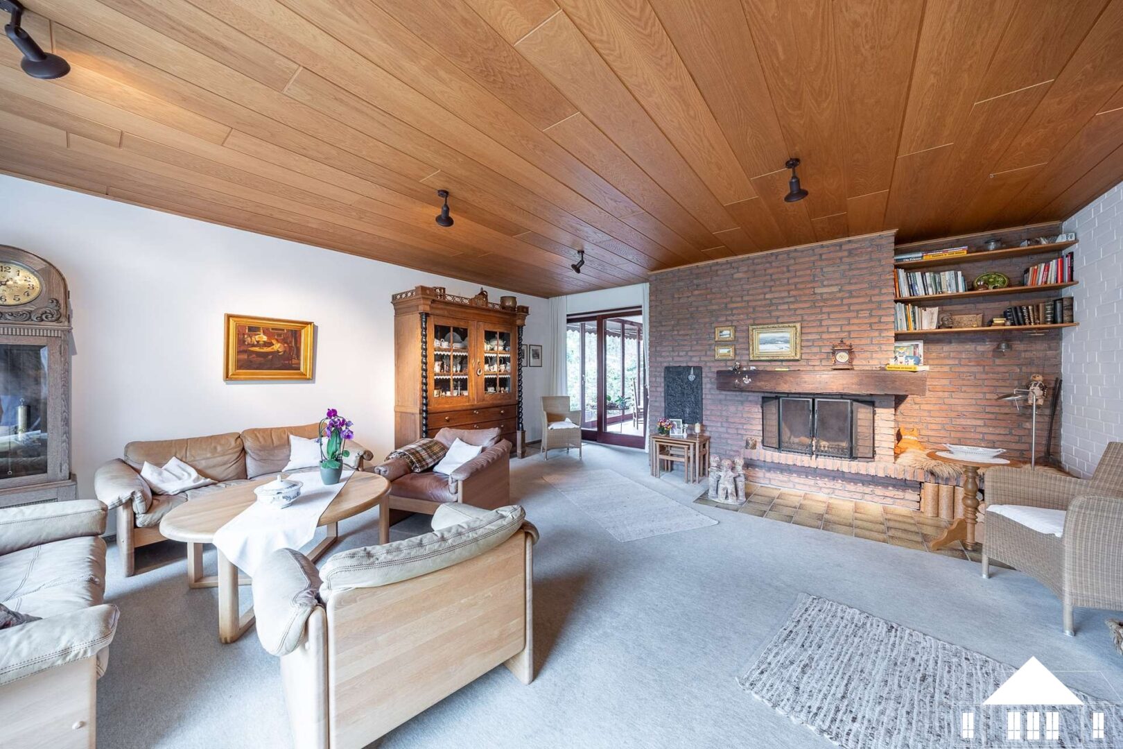 Wohnzimmer mit Kamin